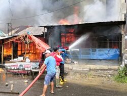 Kebakaran Hebat Depan Pantai Bebas, Hanguskan 7 Rumah dan Usaha Warga di Parapat