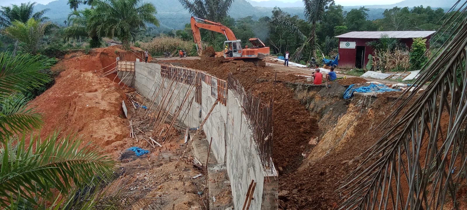 Ket Foto kegiatan proyek diduga asal jadi di Desa Tanjung Raja Kec. STM Hulu Kab. Deli Serdang Pagu Rp. 4 Miliyar