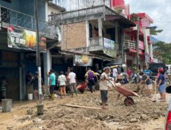 Warga Parapat Melakukan Pembersihan Paska Banjir