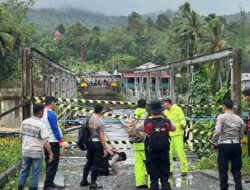 Jembatan Penghubung 3 Daerah di Nias Roboh Akibat Diterjang Banjir