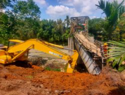 Warga Maria Jambi Swadaya Bangun Jembatan Rusak Diterjang Banjir, Minta Perhatian Pemkab Simalungun