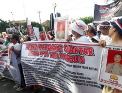 Aliansi Masyarakat Siantar #Save IPTU Tomi Marbun# Datangi Polres Pematangsiantar