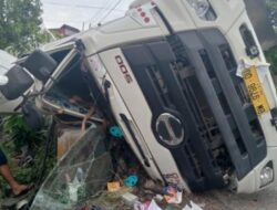 Tabrakan Truk VS Avanza 1 Orang Tewas, 4 Luka-Luka