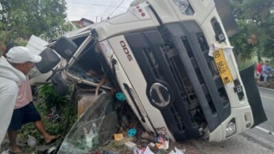 Tabrakan Truk VS Avanza 1 Orang Tewas, 4 Luka-Luka