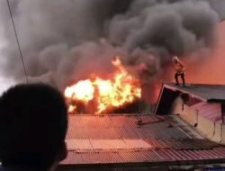 Api Melahap Toko Sepatu Sehati Jaya di Siantar Dipadamkan