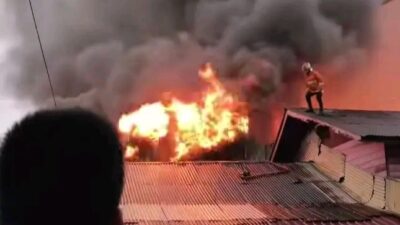 Api Melahap Toko Sepatu Sehati Jaya di Siantar Dipadamkan